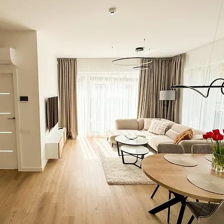 Apartment With Private Yard In Zaliakalnis *