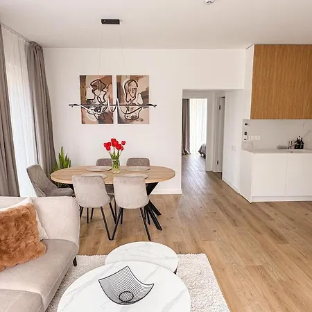 Apartment With Private Yard In Zaliakalnis